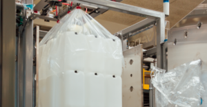 The VARO Unwrapper Control can remove plastic wrapping from pallets with plastic cans